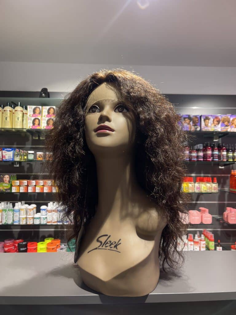 Perruque naturelle exposée en boutique