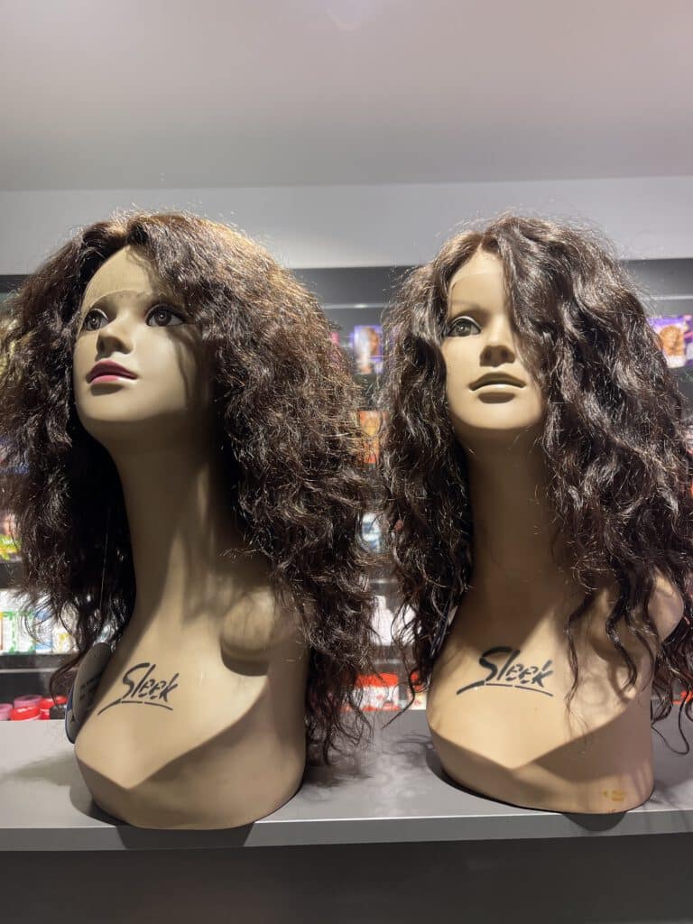 Perruque naturelle exposée en boutique