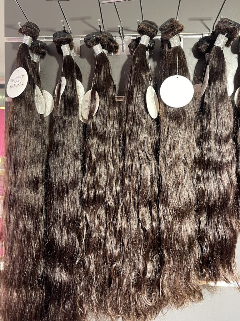 Perruque naturelle exposée en boutique