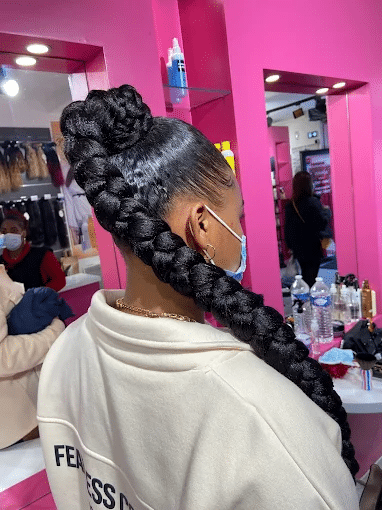 Coiffure tressée féminine en salon