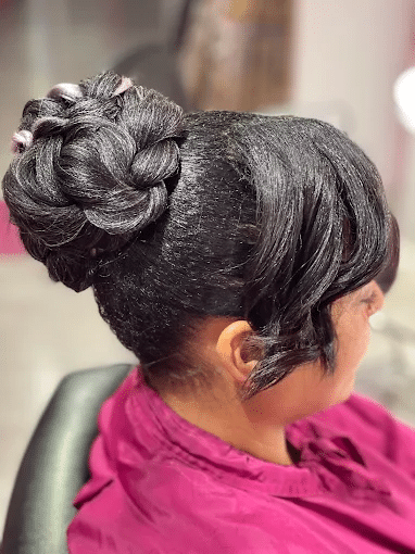 Chignon élégant réalisé en salon de coiffure