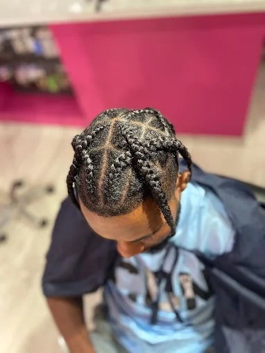 Coiffure tressée masculine réalisée en salon