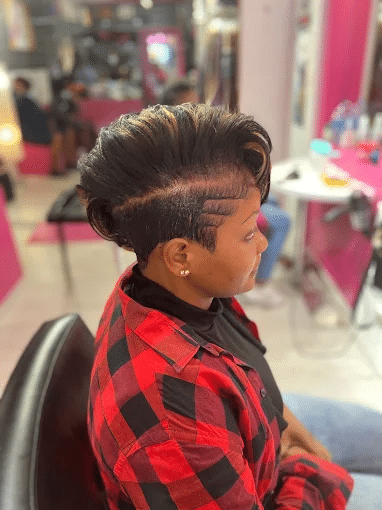 Défrisage des cheveux en salon de coiffure