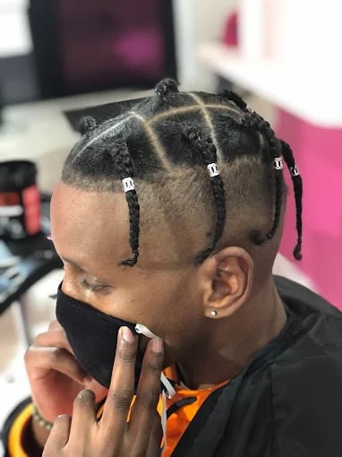 Coiffure tressée masculine réalisée en salon