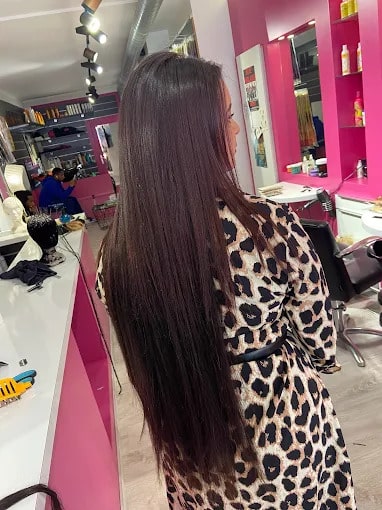Lissage des cheveux en salon de coiffure