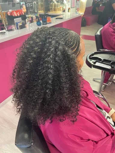 Tissage capillaire sur cheveux naturels en salon