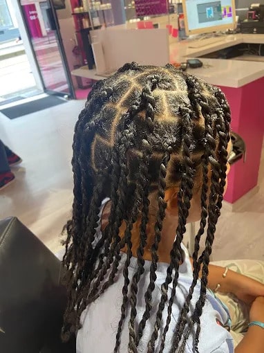 Coiffure tressée pour enfant réalisée au salon Aïssa Coiffure à Brest