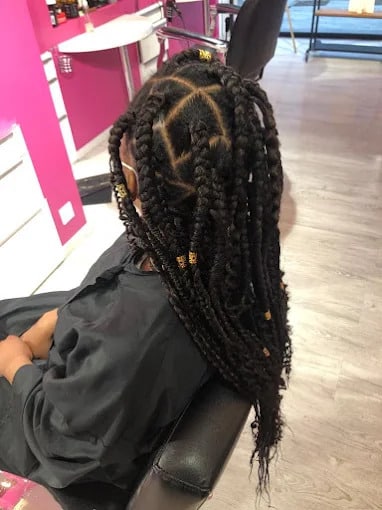 Coiffure tressée féminine en salon
